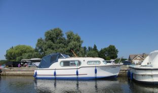 Freeman 22 - Adrianne - 4 Berth Inland Cruiser