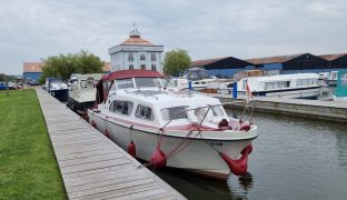 Elysian 27 - Genevieve - 4 Berth Inland Cruiser