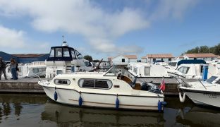 Freeman 22 - New Dawn - 4 Berth Classic Inland Cruiser