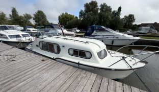 Freeman 22 - New Dawn - 4 Berth Classic Inland Cruiser