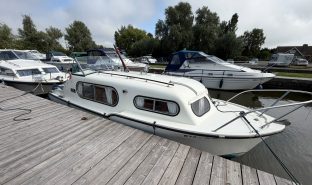 Freeman 22 - New Dawn - 4 Berth Classic Inland Cruiser