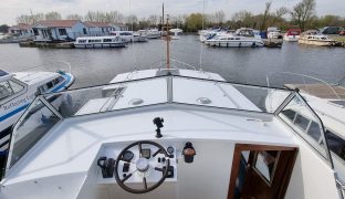 Classic 35 - Lady Elizabeth - 5 Berth Inland Cruiser