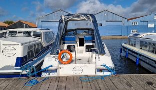 Alphacraft 29 Sportsbridge - Crystal Light - 4 Berth Ex-Hire Cruiser