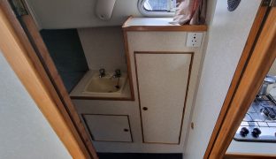 Alphacraft 29 Sportsbridge - Crystal Light - 4 Berth Ex-Hire Cruiser