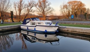 Freeman 26 - Cordwainer - 4 Berth Inland River Cruiser