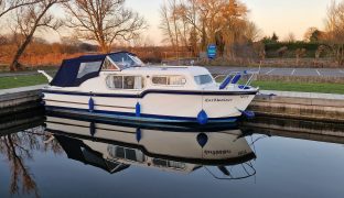 Freeman 26 - Cordwainer - 4 Berth Inland River Cruiser