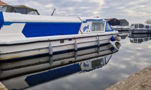 Alphacraft 34 - Meg - 6 Berth River Cruiser