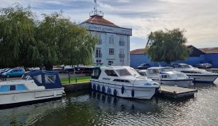 Princess 30 - Edzell Castle - 5 Berth River Cruiser With Everything On Her