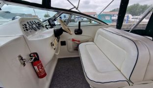 Rinker 240 - Happy Days - 4 Berth Sports Cruiser