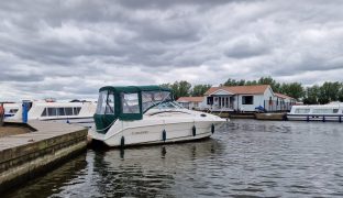 Rinker 240 - Happy Days - 4 Berth Sports Cruiser