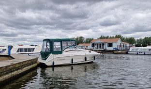 Rinker 240 - Happy Days - 4 Berth Sports Cruiser