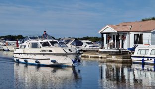 Broom 32 - Imagine - 8 Berth River Cruiser