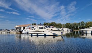 Broom 32 - Imagine - 8 Berth River Cruiser