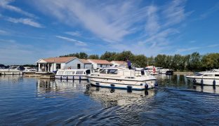 Broom 32 - Imagine - 8 Berth River Cruiser