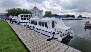 Sheerline 740 - Lady J - 4 Berth Inland River Cruiser