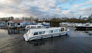 Faircraft 46 - Shining Light - 11 Berth River Cruiser