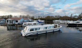 Faircraft 46 - Shining Light - 11 Berth River Cruiser