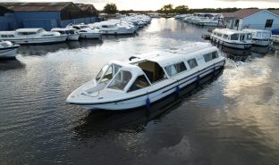 Faircraft 46 - Shining Light - 11 Berth River Cruiser