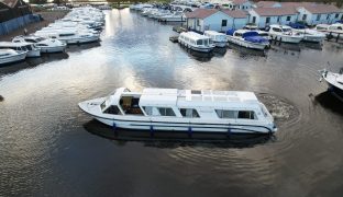 Faircraft 46 - Shining Light - 11 Berth River Cruiser