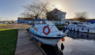 Seamaster 8m - Lady Jayce - 4 Berth River Cruiser