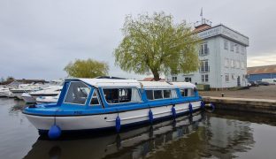 Alphacraft 32 - Moonlight Owl - 4 Berth Inland river cruiser