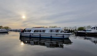 Bounty 37 - Summer Breeze - 6 Berth Inland river cruiser