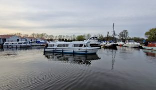 Bounty 37 - Summer Breeze - 6 Berth Inland river cruiser