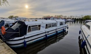 Bounty 37 - Summer Breeze - 6 Berth Inland river cruiser