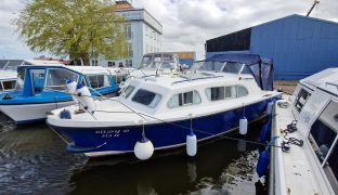 Elysian 27 - Lady D - 4 Berth Inland river cruiser 