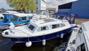 Elysian 27 - Lady D - 4 Berth Inland river cruiser 