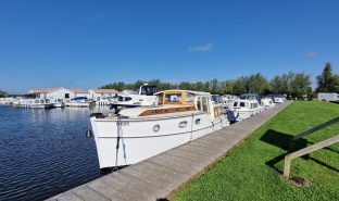 A O King of Wroxham - Crimson Dawn - 4 Berth Wooden Classic Motor Cruiser 