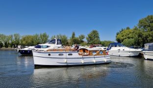 A O King of Wroxham - Crimson Dawn - 4 Berth Wooden Classic Motor Cruiser 