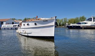 A O King of Wroxham - Crimson Dawn - 4 Berth Wooden Classic Motor Cruiser 