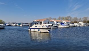 Elysian 27 - Desire - 4 Berth Inland cruiser