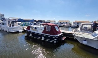 Seamaster 23 - Feeling Knotty - 4 Berth Inland river cruiser