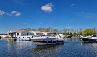 SUNSEEKER MARTINIQUE 36 - LEGEND - 6 Berth Sports Boat