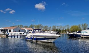 SUNSEEKER MARTINIQUE 36 - LEGEND - 6 Berth Sports Boat