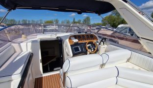 SUNSEEKER MARTINIQUE 36 - LEGEND - 6 Berth Sports Boat