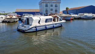 Alphacraft 31 - Evening Light 4 - 4 Berth Broads cruiser 