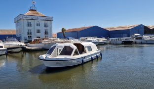 Alphacraft 31 - Evening Light 4 - 4 Berth Broads cruiser 