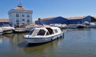 Alphacraft 31 - Evening Light 4 - 4 Berth Broads cruiser 