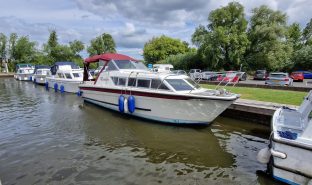 Seamaster Zonda 813 - MEANDER - 4 Berth Inland cruiser