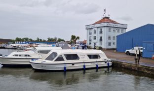 Alphacraft 31 - Evening Light 2 - 4 Berth Inland Broadland cruiser