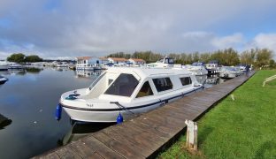 Alphacraft 31 - Evening Light 4 - 4 Berth Broads cruiser 