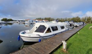 Alphacraft 31 - Evening Light 4 - 4 Berth Broads cruiser 