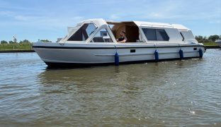 Alphacraft 31  - 4 Berth Split sliding roof cruiser 