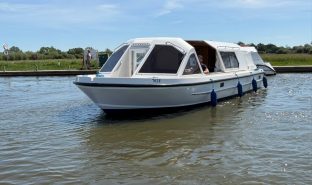 Alphacraft 31  - 4 Berth Split sliding roof cruiser 