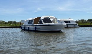 Alphacraft 31  - 4 Berth Split sliding roof cruiser 