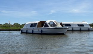 Alphacraft 31  - 4 Berth Split sliding roof cruiser 