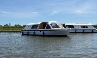 Alphacraft 31  - 4 Berth Split sliding roof cruiser 